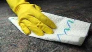 Догляд за гранітним монументом.